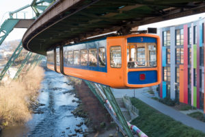 Deutschland, Nordrhein-Westfalen, Wuppertal, die Wuppertaler Schwebebahn ist ein öffentliches Personennahverkehrssystem das am 1. März 1901 eröffnet wurde, Fahrzeug der Bauart 1972/GTW 72 Deutschland, Nordrhein-Westfalen, Wuppertal, die Wuppertaler Schwebebahn ist ein öffentliches Personennahverkehrssystem das am 1. März 1901 eröffnet wurde, Fahrzeug der Bauart 1972/GTW 72